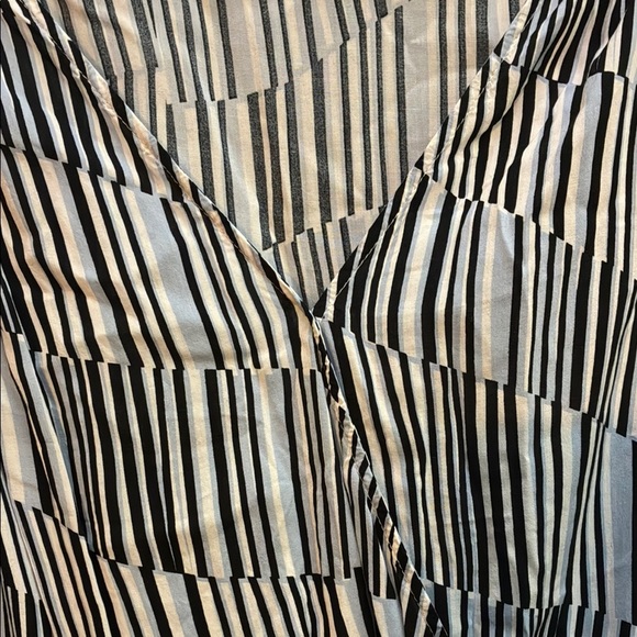 Banana Republic Black and White Patterned Pretend Wrap Blouse - Picture 4 of 13